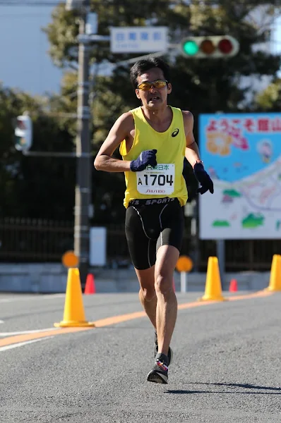 館山若潮マラソン2025—30km以降の海沿いコースを走るランナー
