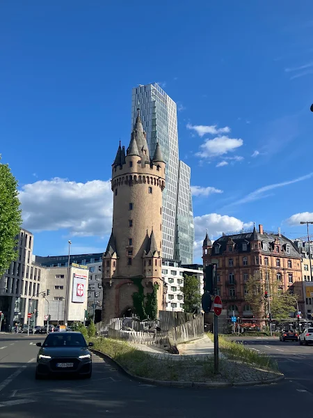 エッシャー塔（EschenheimerTurm）と超高層ビルの共演。中世と現代の時代が交差する風景。