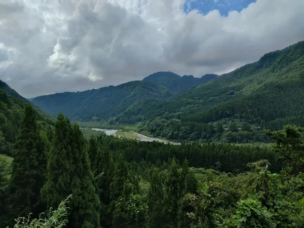 立山山麓スキー場、夏の緑に囲まれたリフトとゲレンデの風景