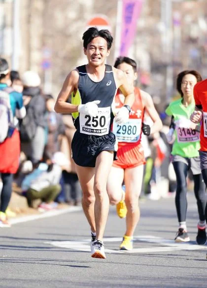 市民マラソン大会の終盤でバナナぴろしが前傾姿勢で懸命に走るランニングフォーム - 第28章