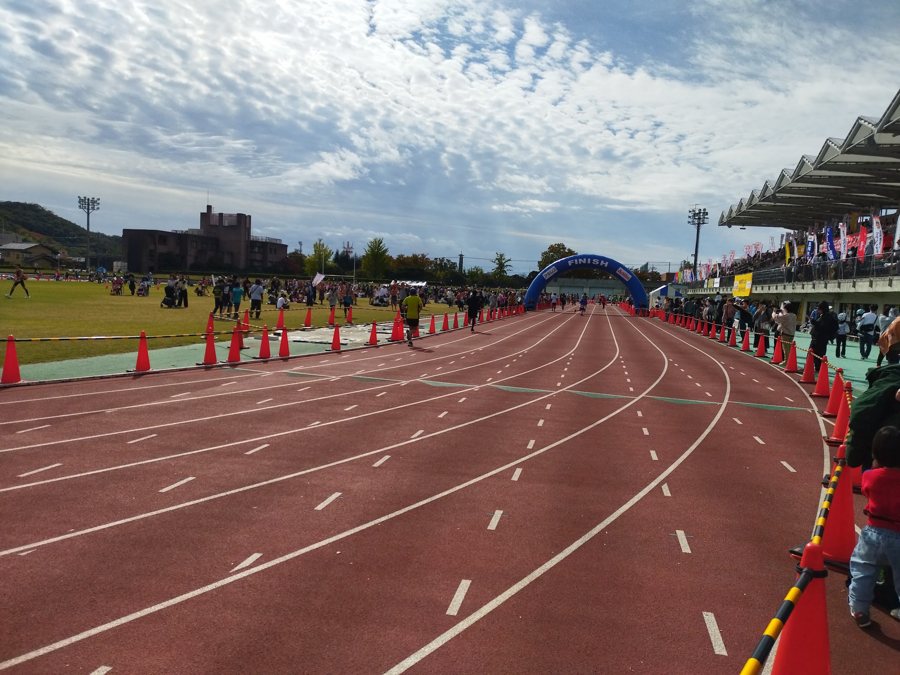 足利市総合運動場の陸上競技場。ゴールのゲートに向かう青いトラック沿いのコース