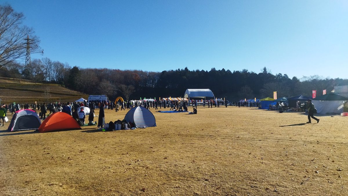笠間芸術の森公園の芝生広場。大会当日の朝、ランナーのテントが並ぶ