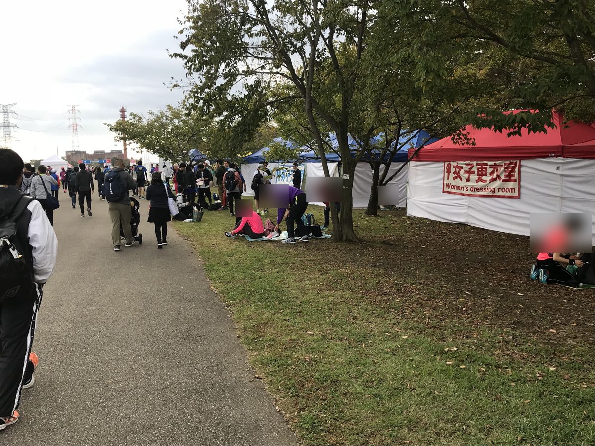 手賀沼エコマラソン2018の会場。柏ふるさと公園の木陰に更衣テントが並ぶ