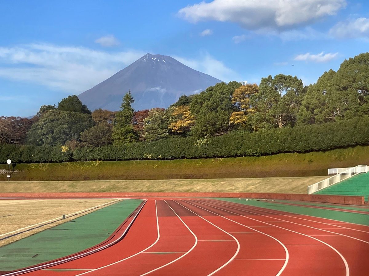 富士総合運動公園の陸上競技場と富士山