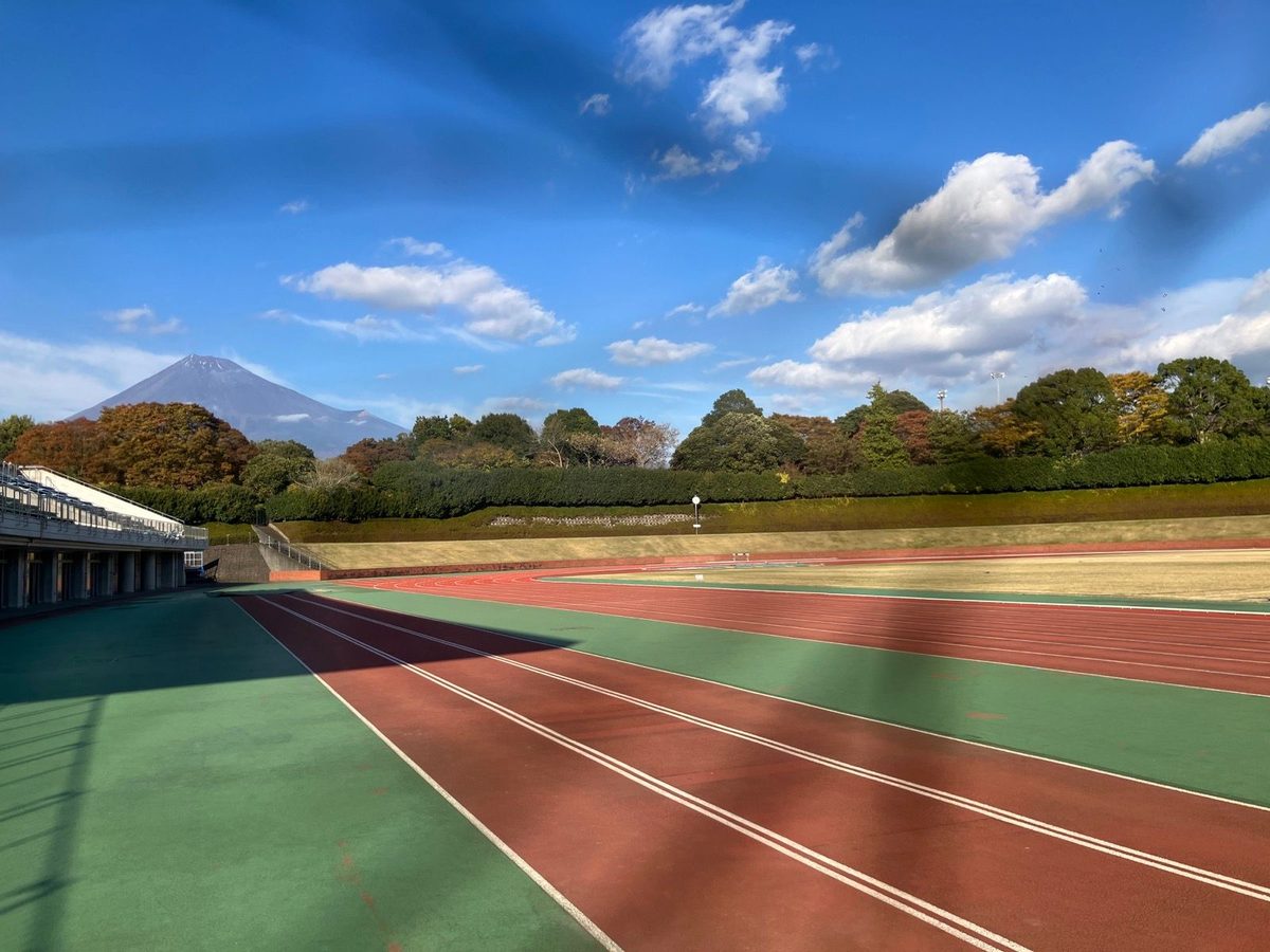 陸上競技場のトラックと青空