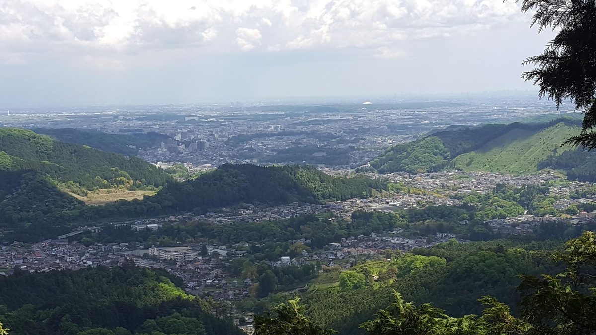 日の出山の山頂から見た青梅の街と関東平野