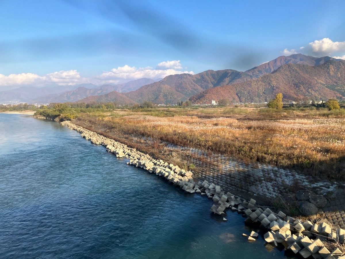 若穂保科へ向かう途中の川と山