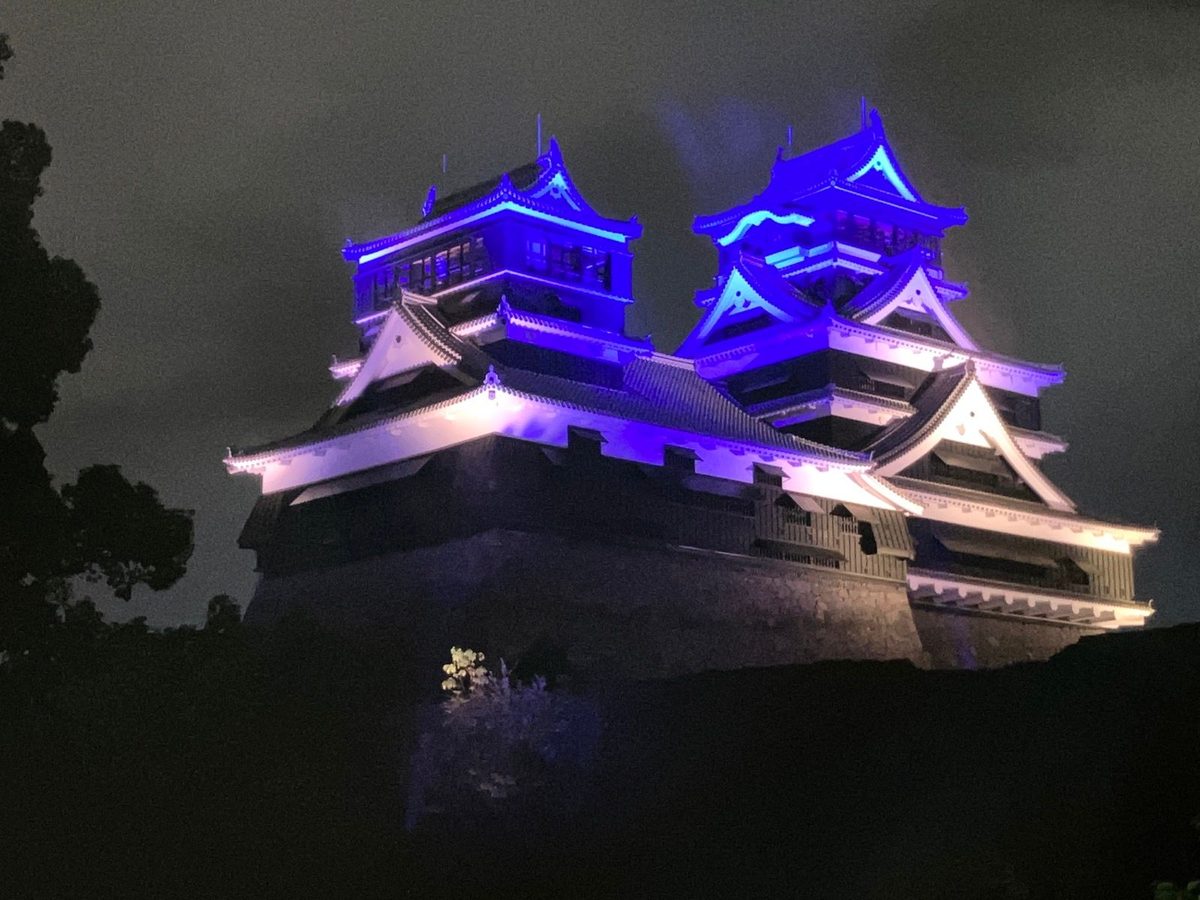 ライトアップされた夜の熊本城