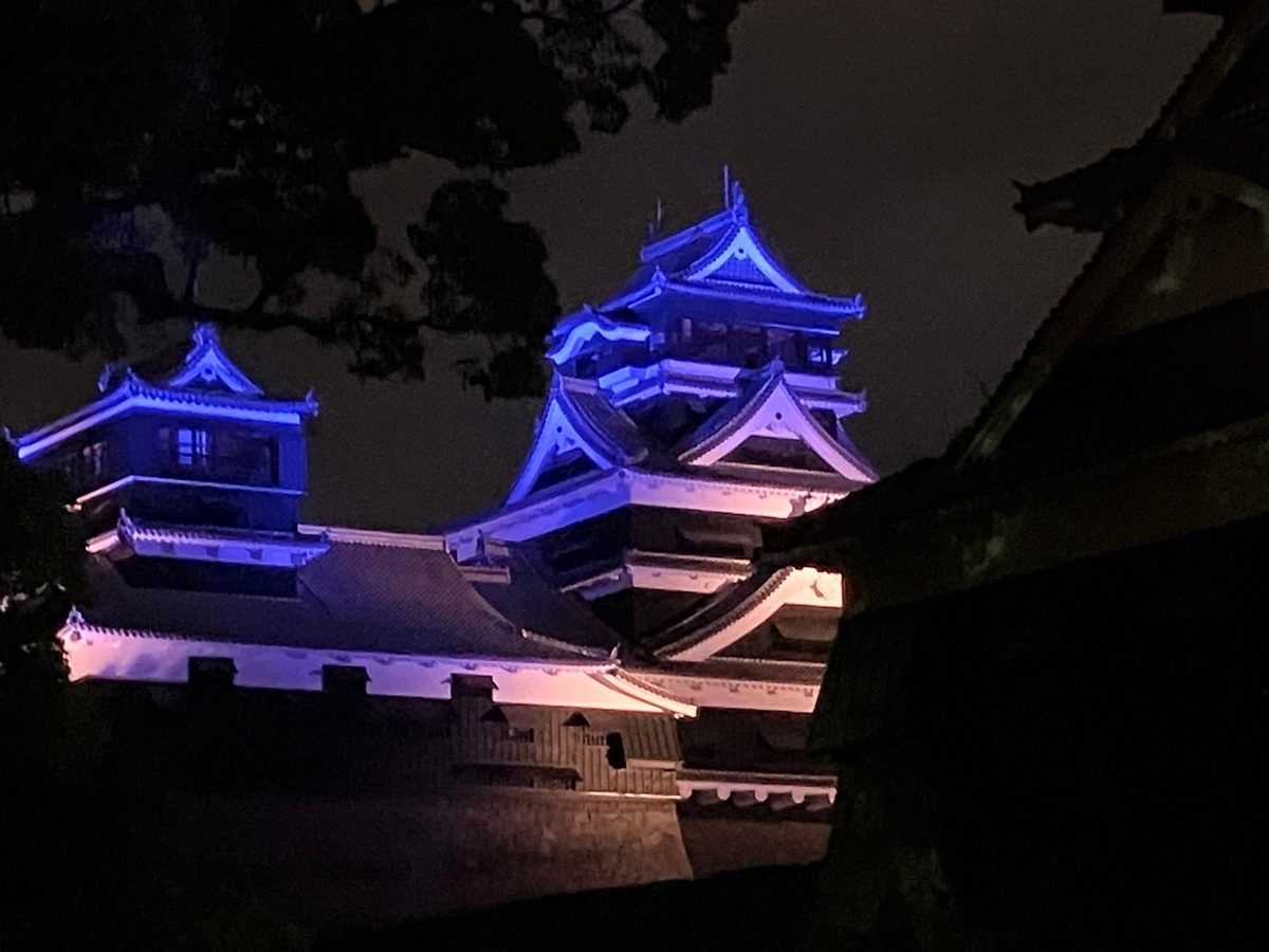 石垣の上のライトアップされた熊本城