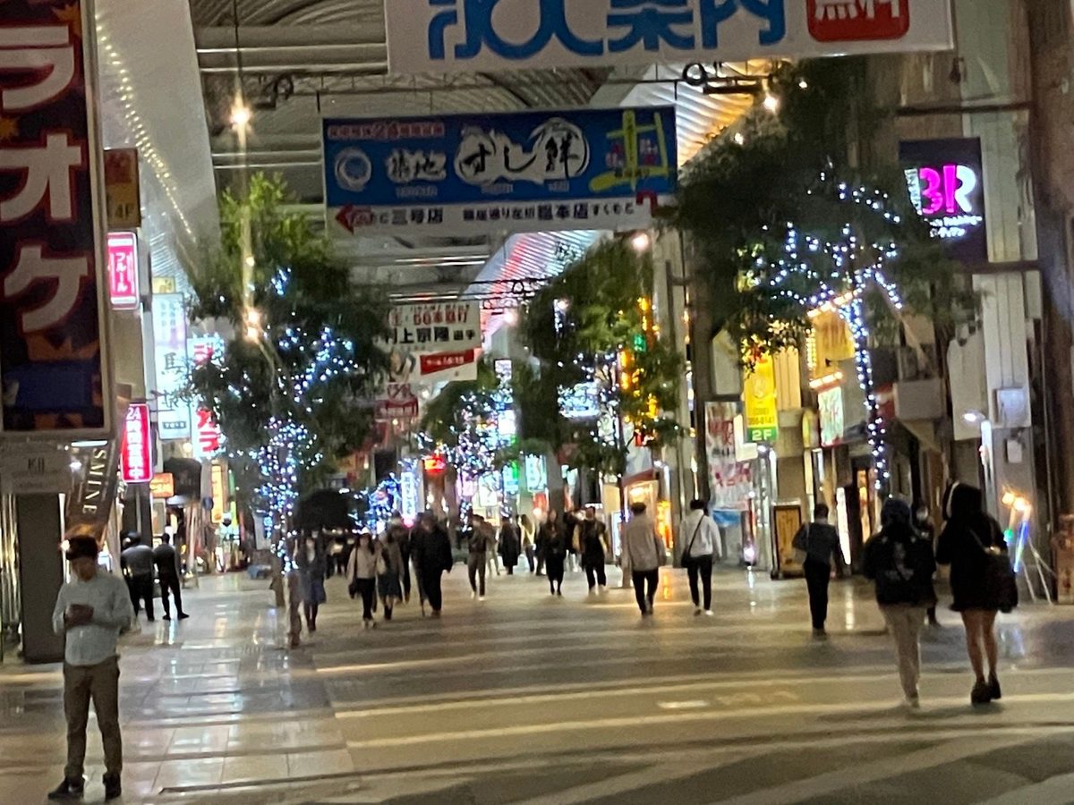 夜の熊本の下通アーケード