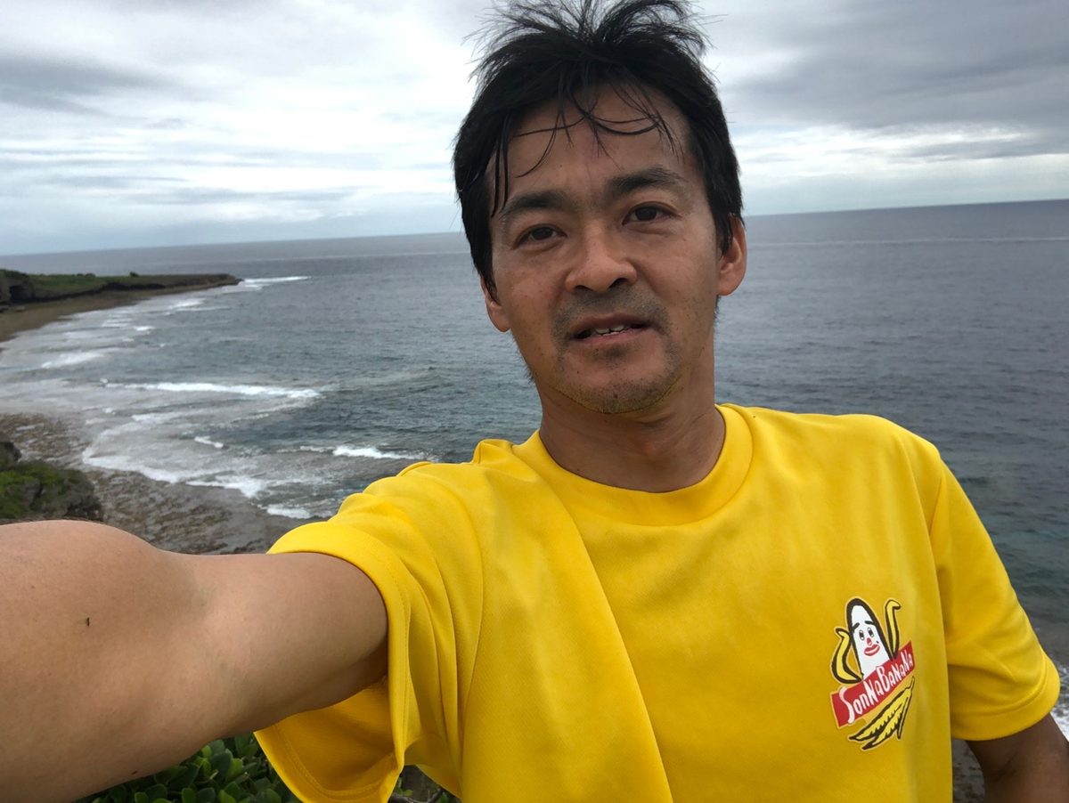 摩文仁の崖と海