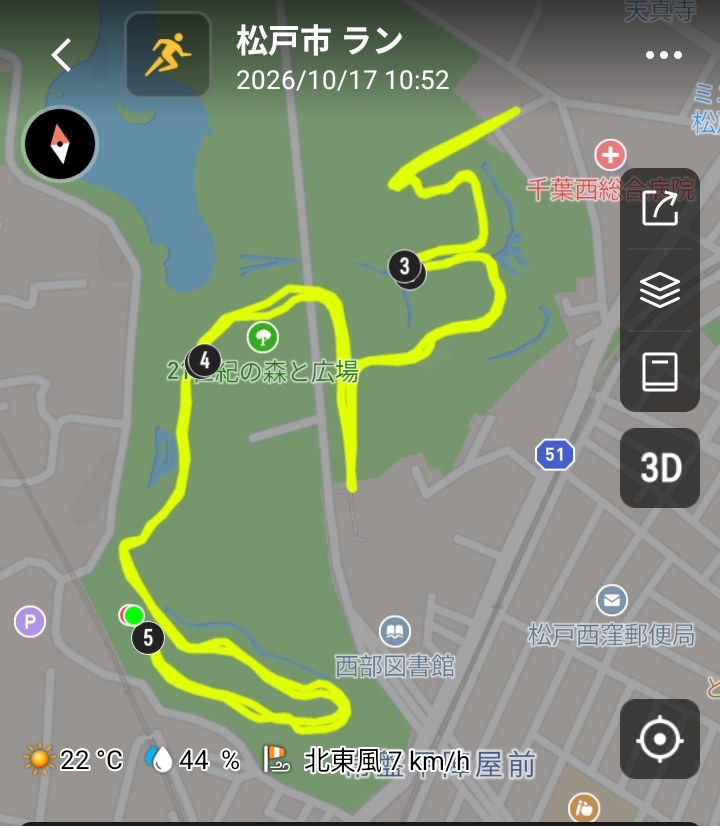 COROSアプリの地図。南西の南口のそばから北へ芝生の広場をつなぎ、道路を越えて北東まで行って戻る軌跡と、1kmごとの番号
