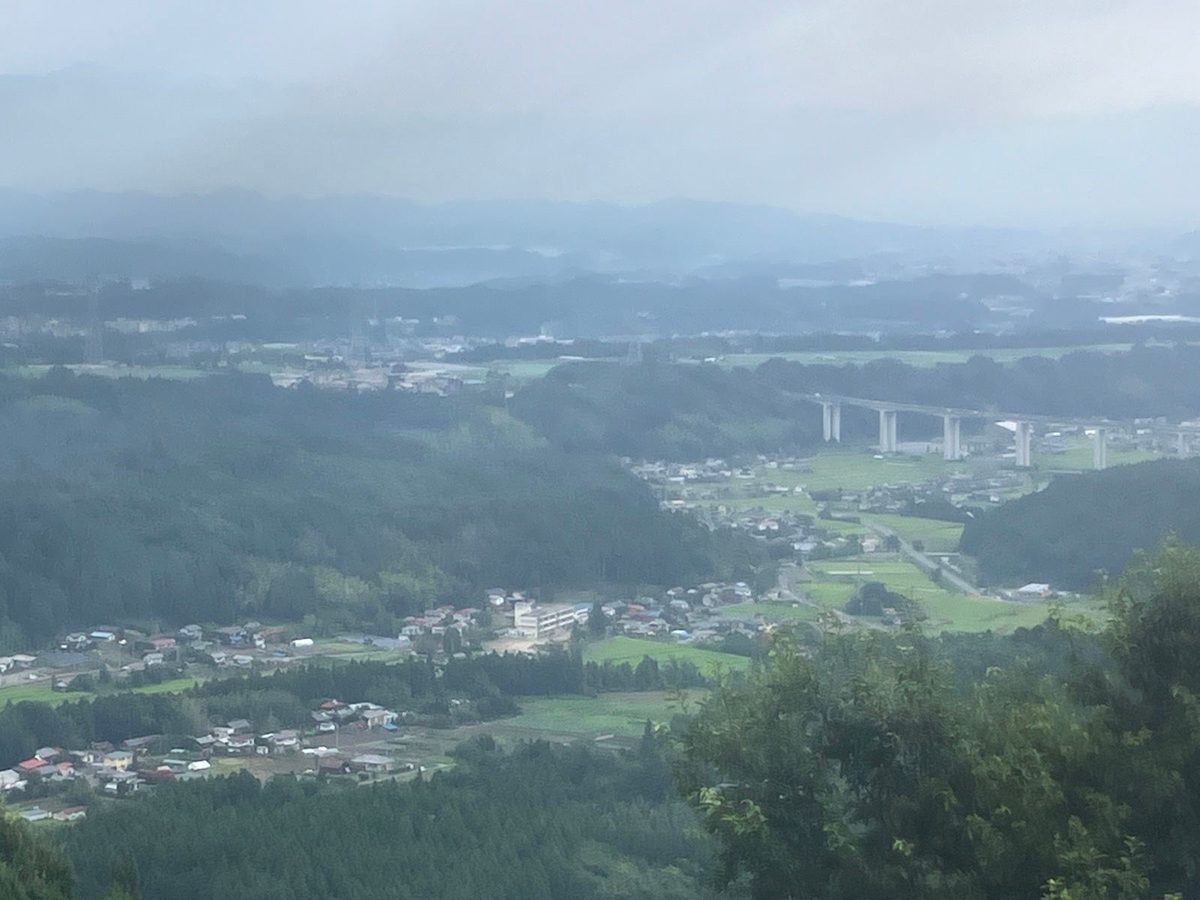 妙義山の山腹から見た町と山並み