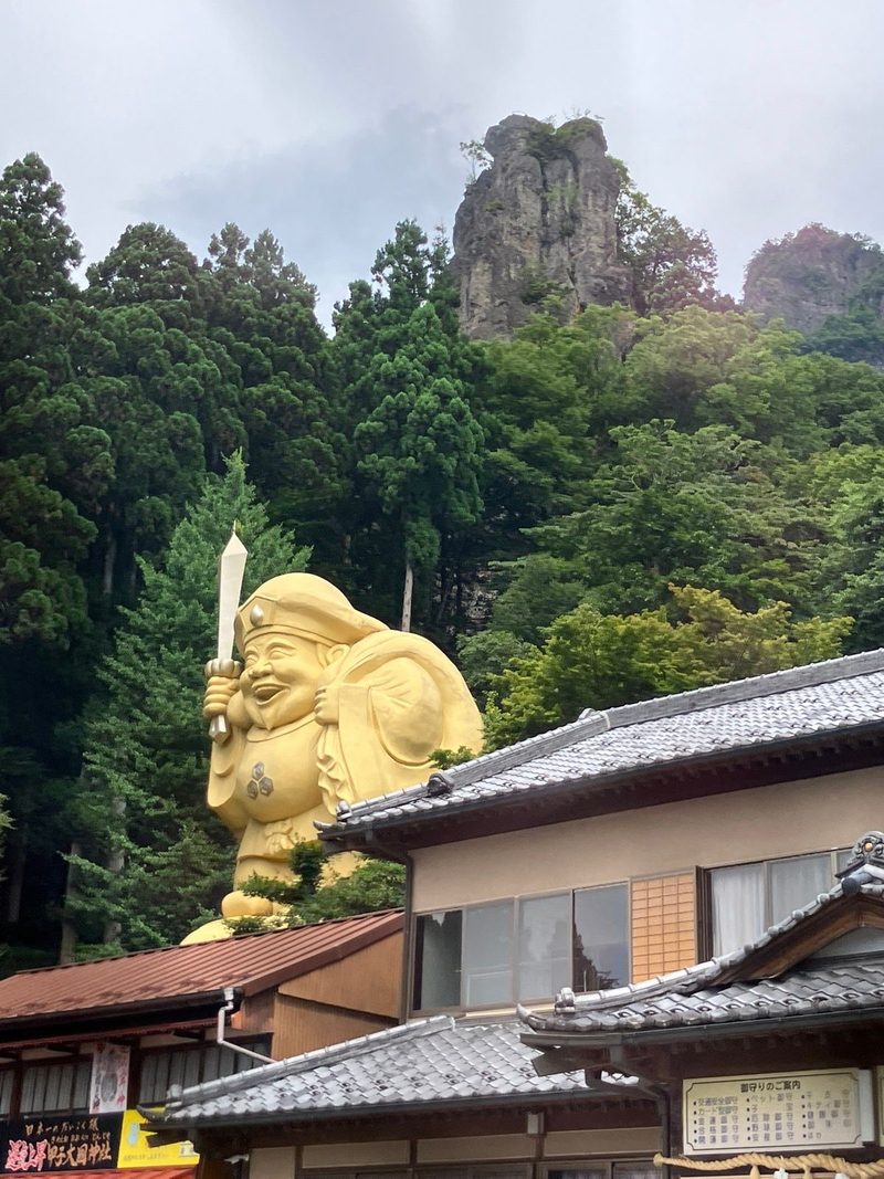 中之岳神社の金色の大黒様と岩山