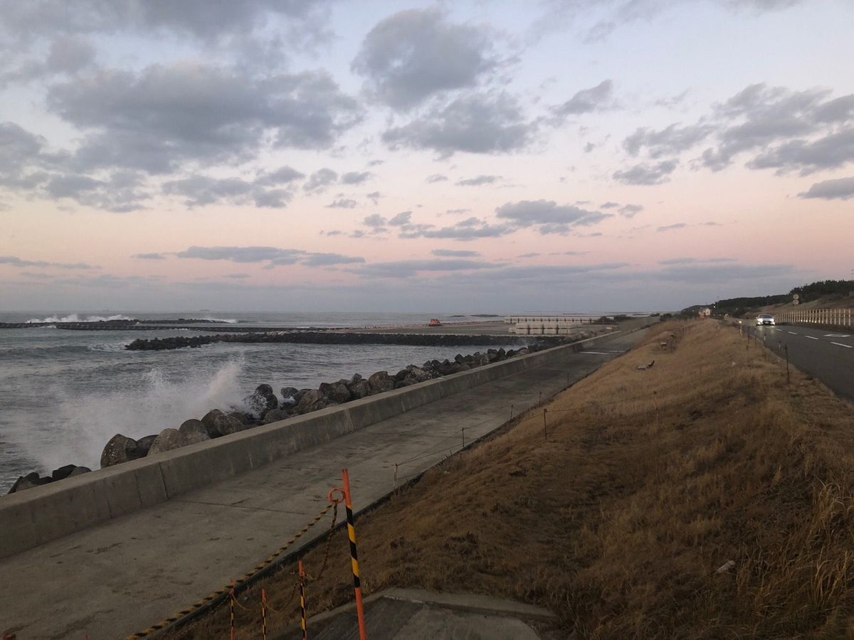 日本海沿いの道と波消しブロック