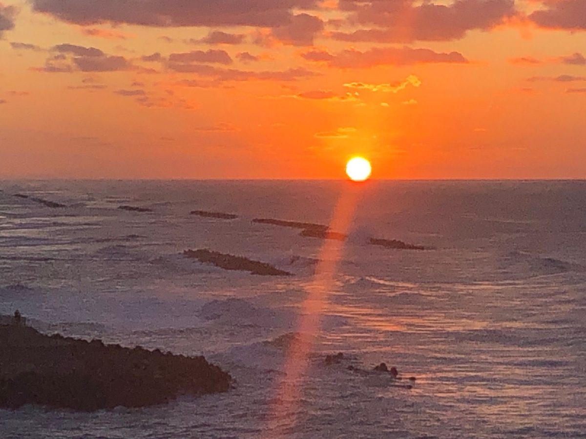 日本海に沈む夕日と波消しブロック