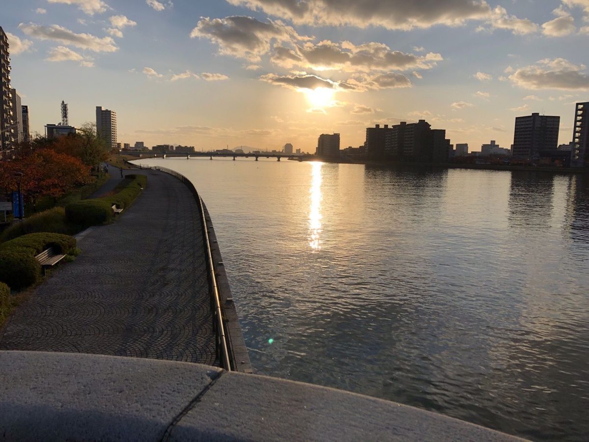 夕方の信濃川とやすらぎ堤