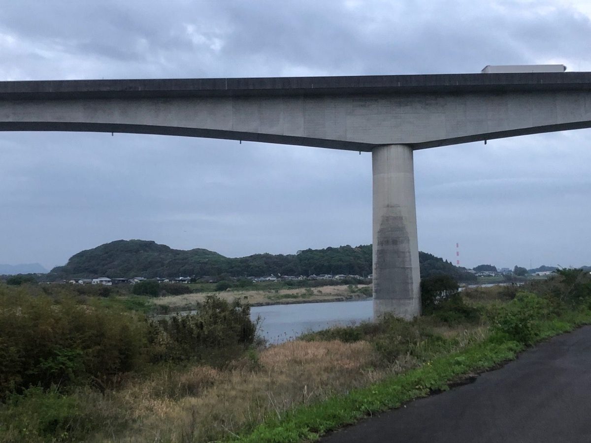 大瀬川沿いの道と高い橋