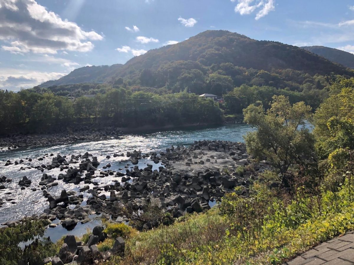 岩の多い犀川の流れ