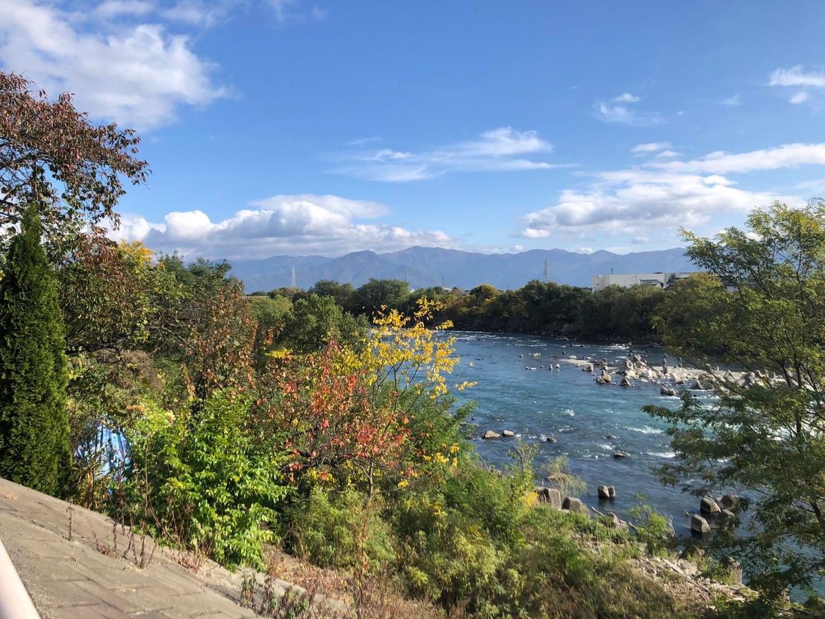 犀川の上流の川と紅葉