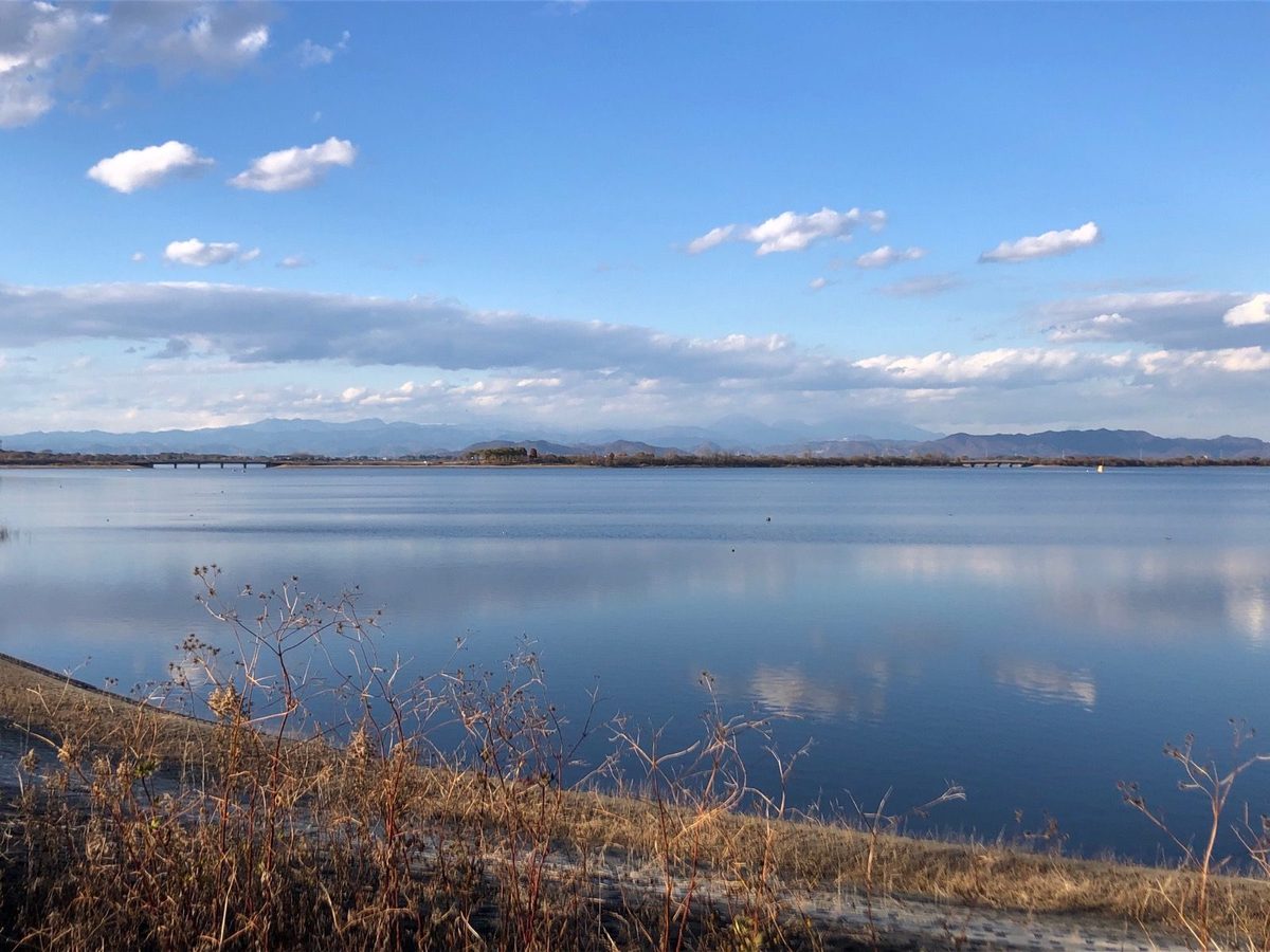 谷中湖の湖面と空