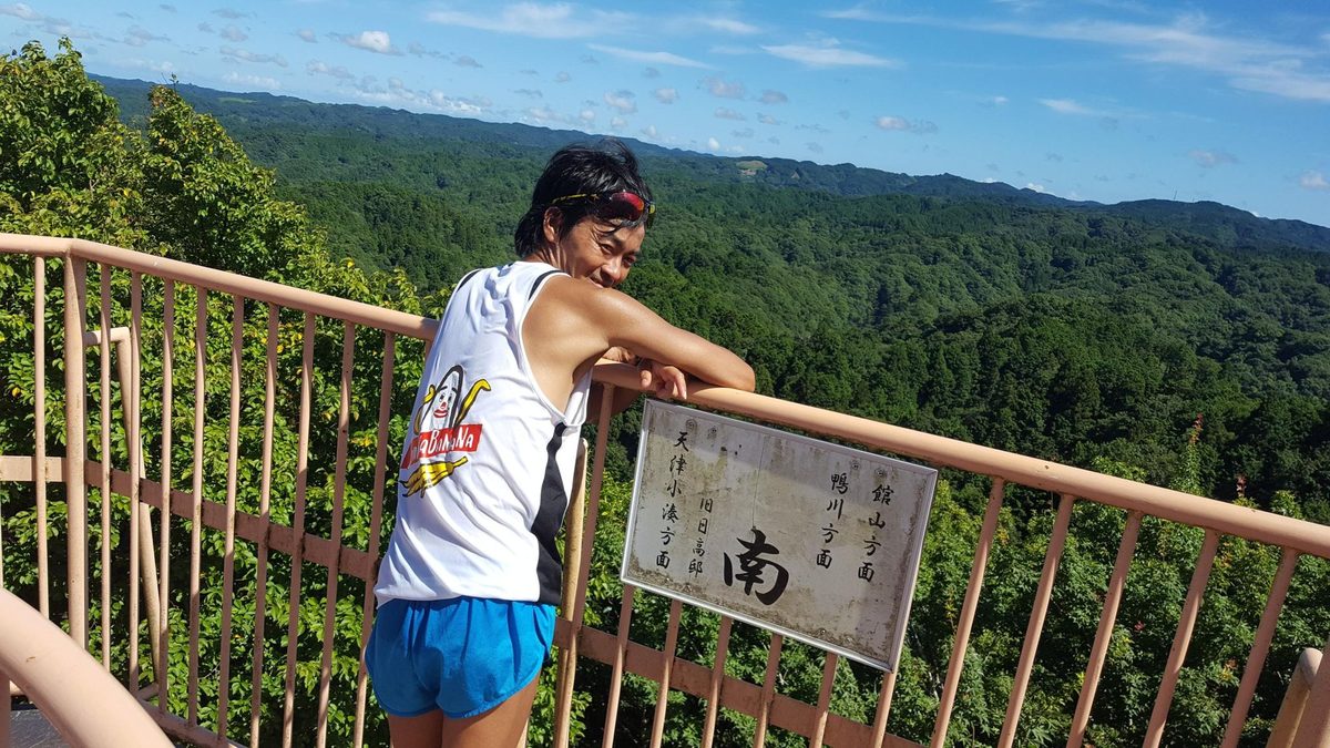 展望台の手すりから山並みを眺める