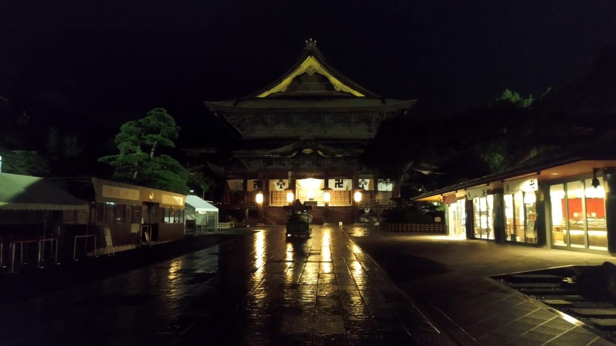 夜の善光寺の境内