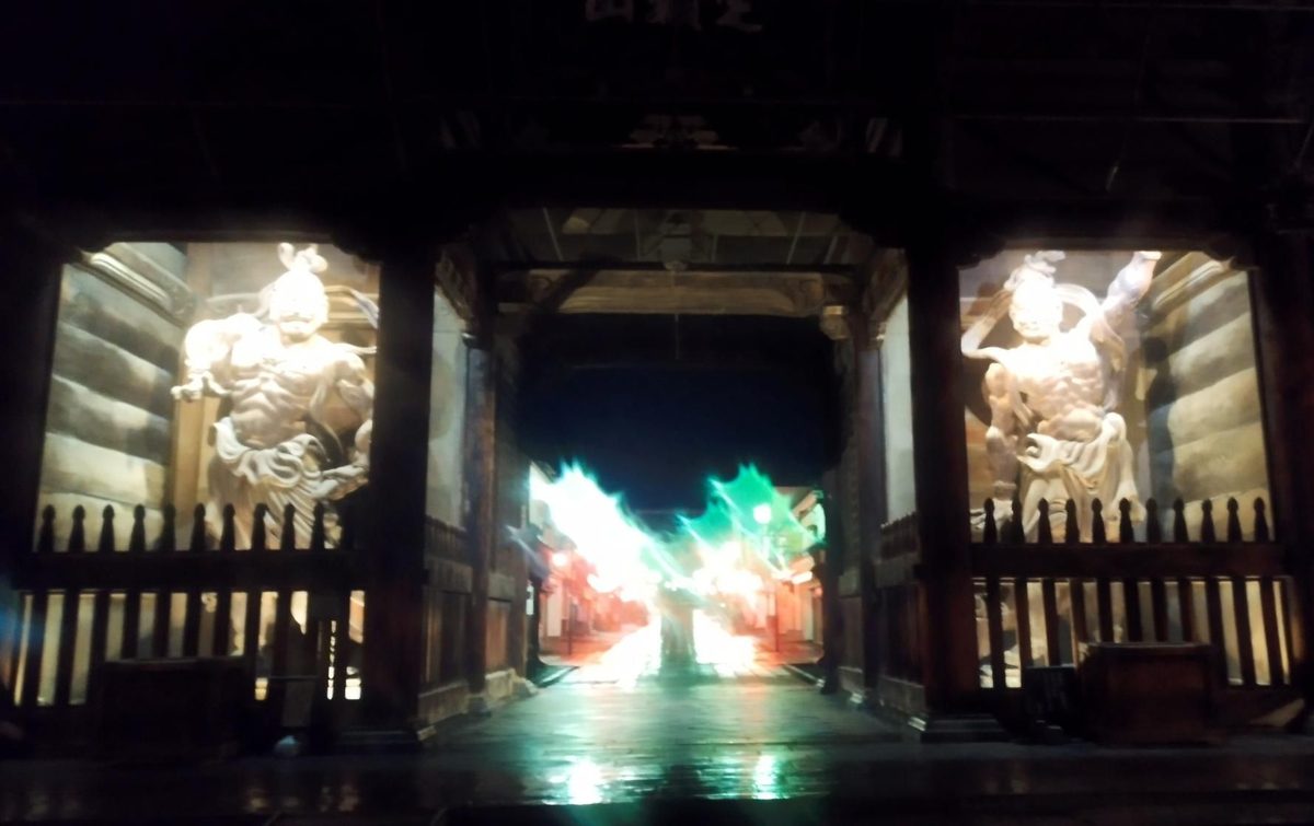 夜の善光寺の山門